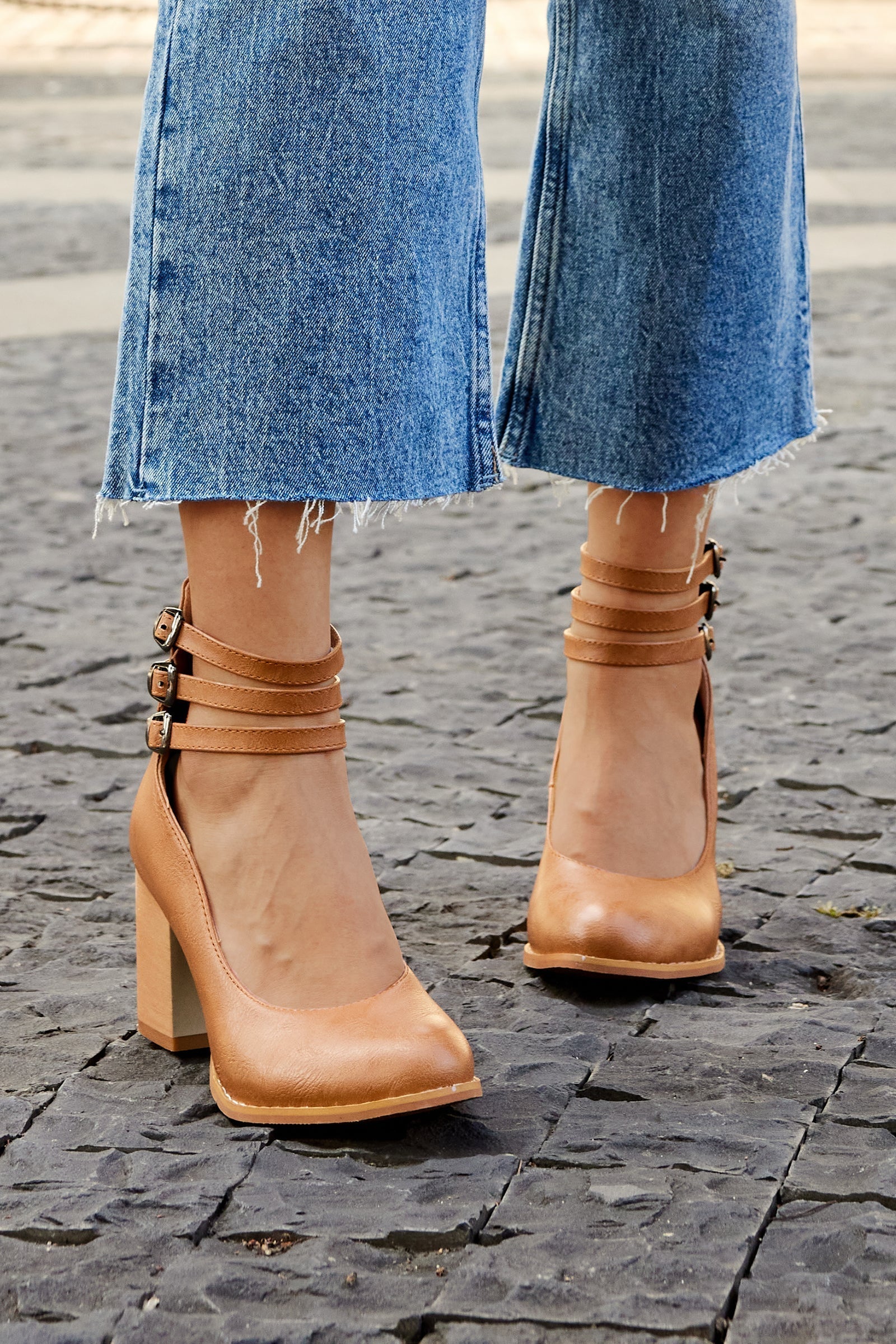 Szymański™ | Gładkie sandały z paskiem na kostkę i grubym obcasem